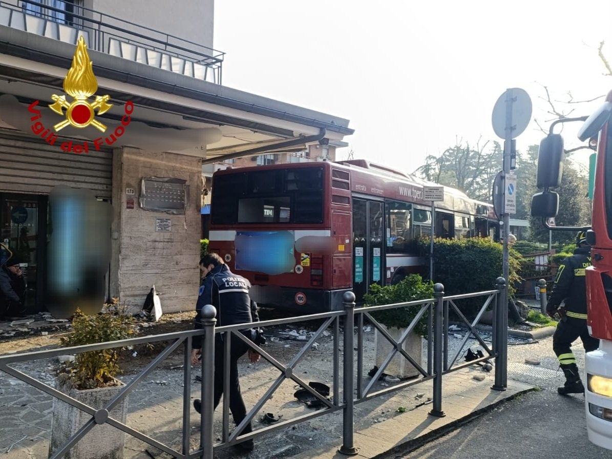 San Lazzaro di Savena, autista perde il controllo del bus e si schianta contro un palazzo: 5 persone ferite