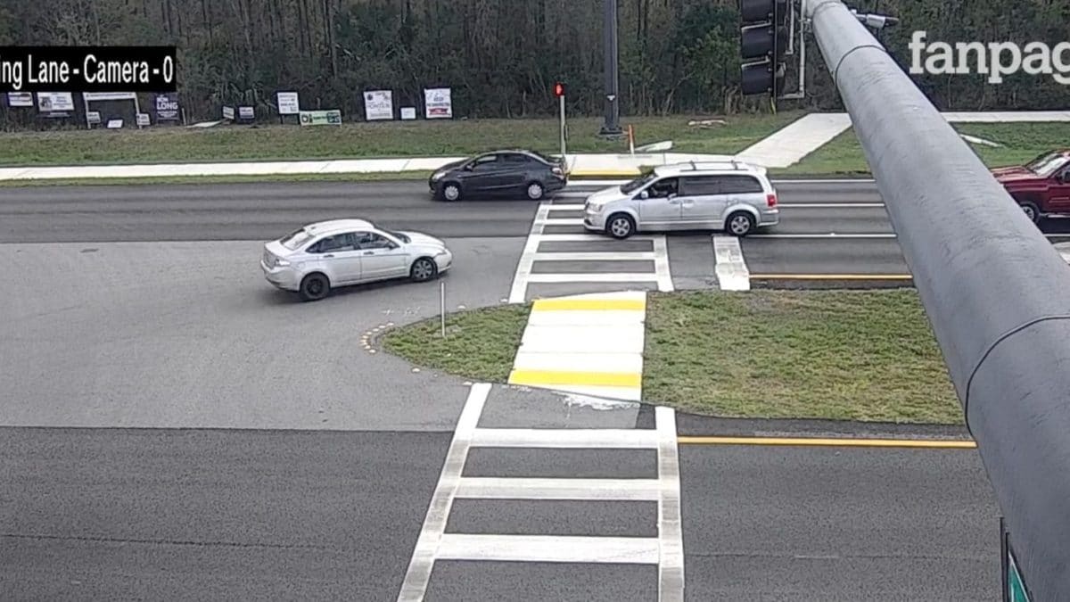 L’auto attraversa l’incrocio in retromarcia in Florida