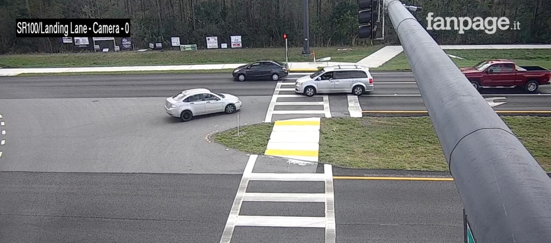 Guida per chilometri in retromarcia in Florida, la polizia lo ferma e gli ritira la patente: "L'auto è rotta"