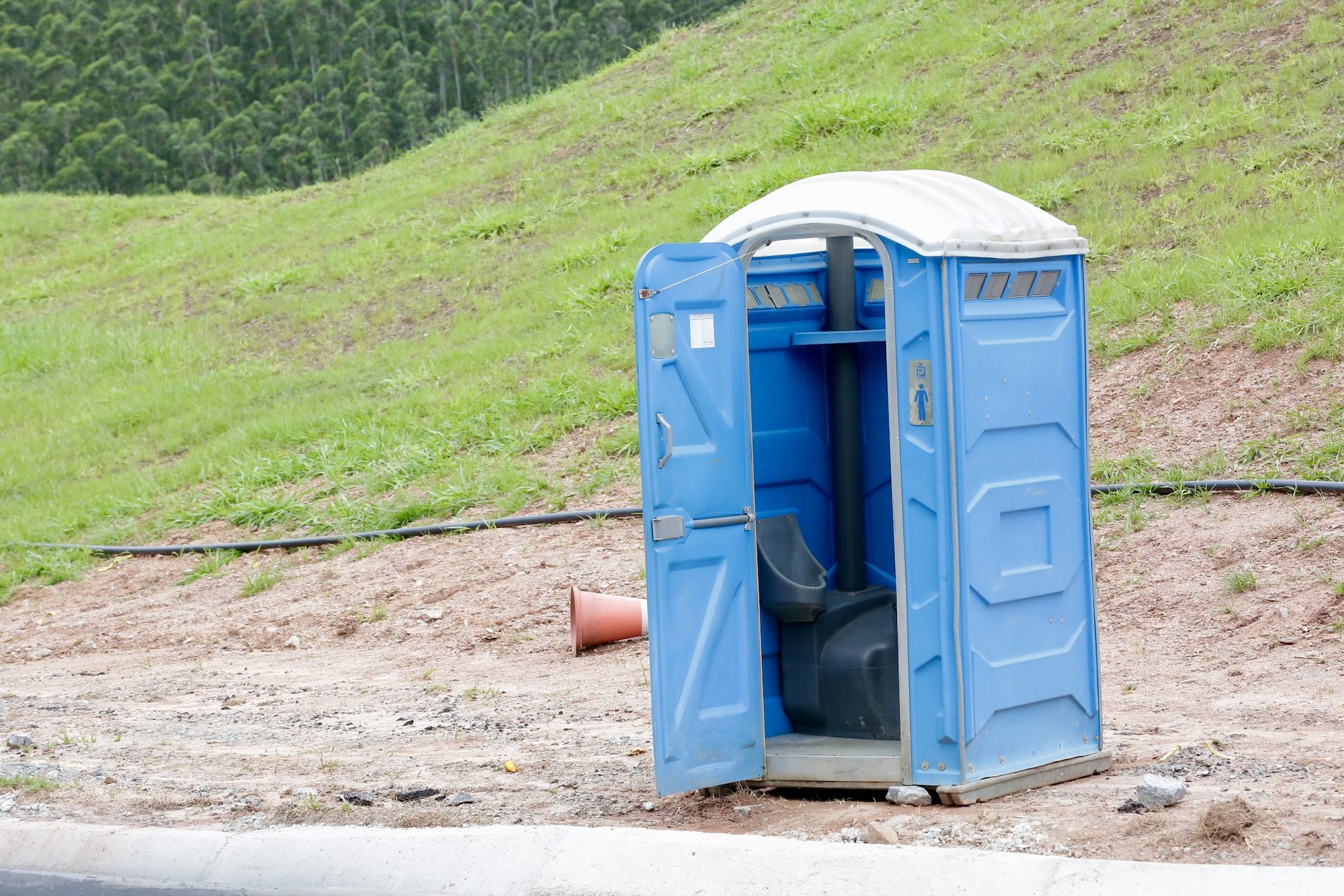 Operai edili aprono bagno chimico in cantiere e trovano un cadavere: uomo scomparso alcuni giorni fa