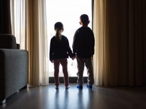 Vanno in vacanza a Sharm e lasciano da soli i 5 figli minori: allontanati dalla famiglia, il caso a Trieste