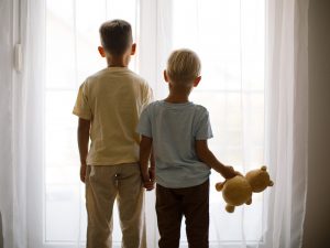 Coppia in vacanza a Sharm lascia i figli a casa, scoperti grazie alla maestra. L’assessore: “Vogliamo riunirli”