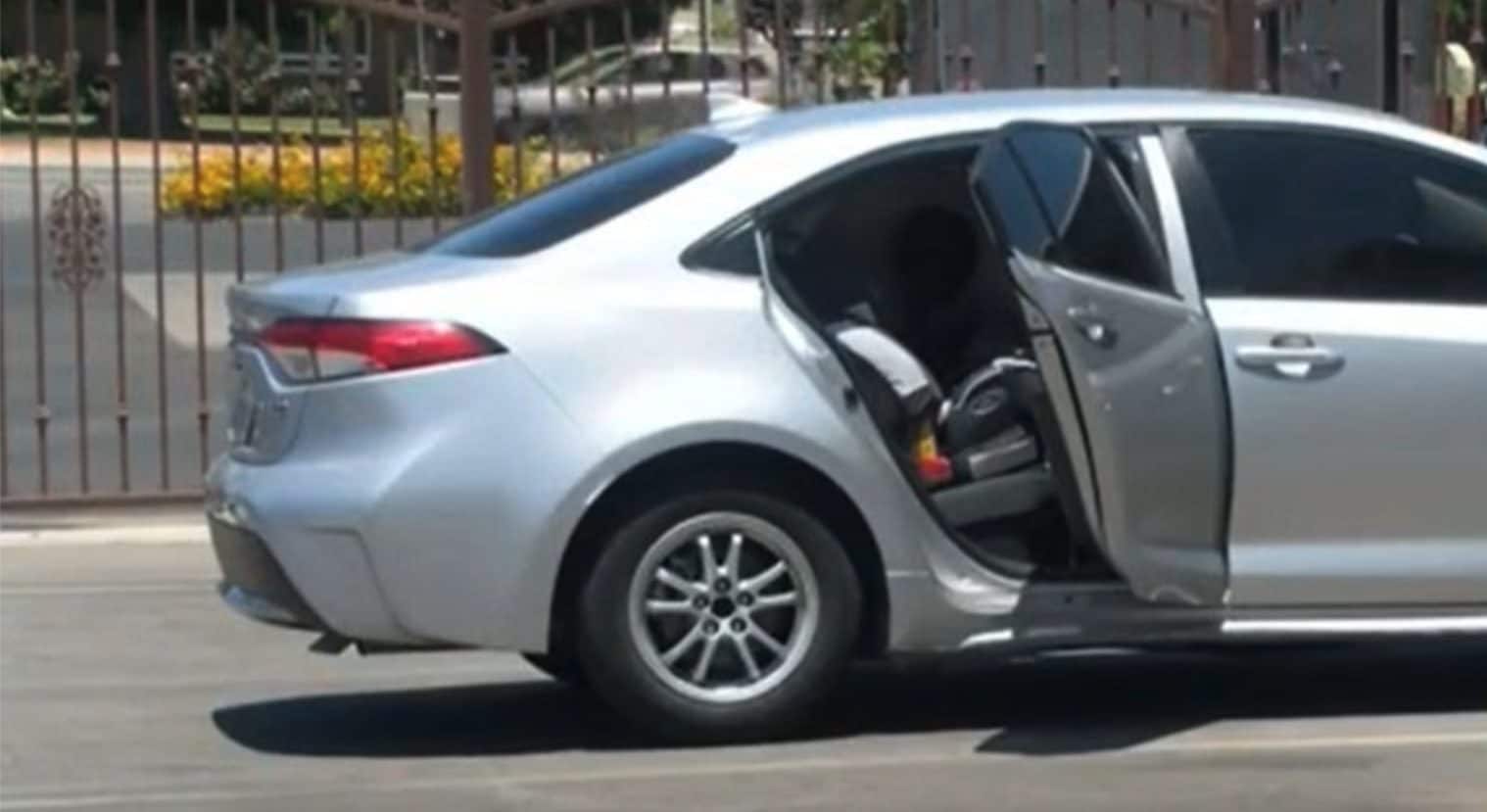 Lascia bimbi in auto per un lifting e il piccolo muore, mamma condannata a 15 anni: “Pensavo rimanesse accesa”