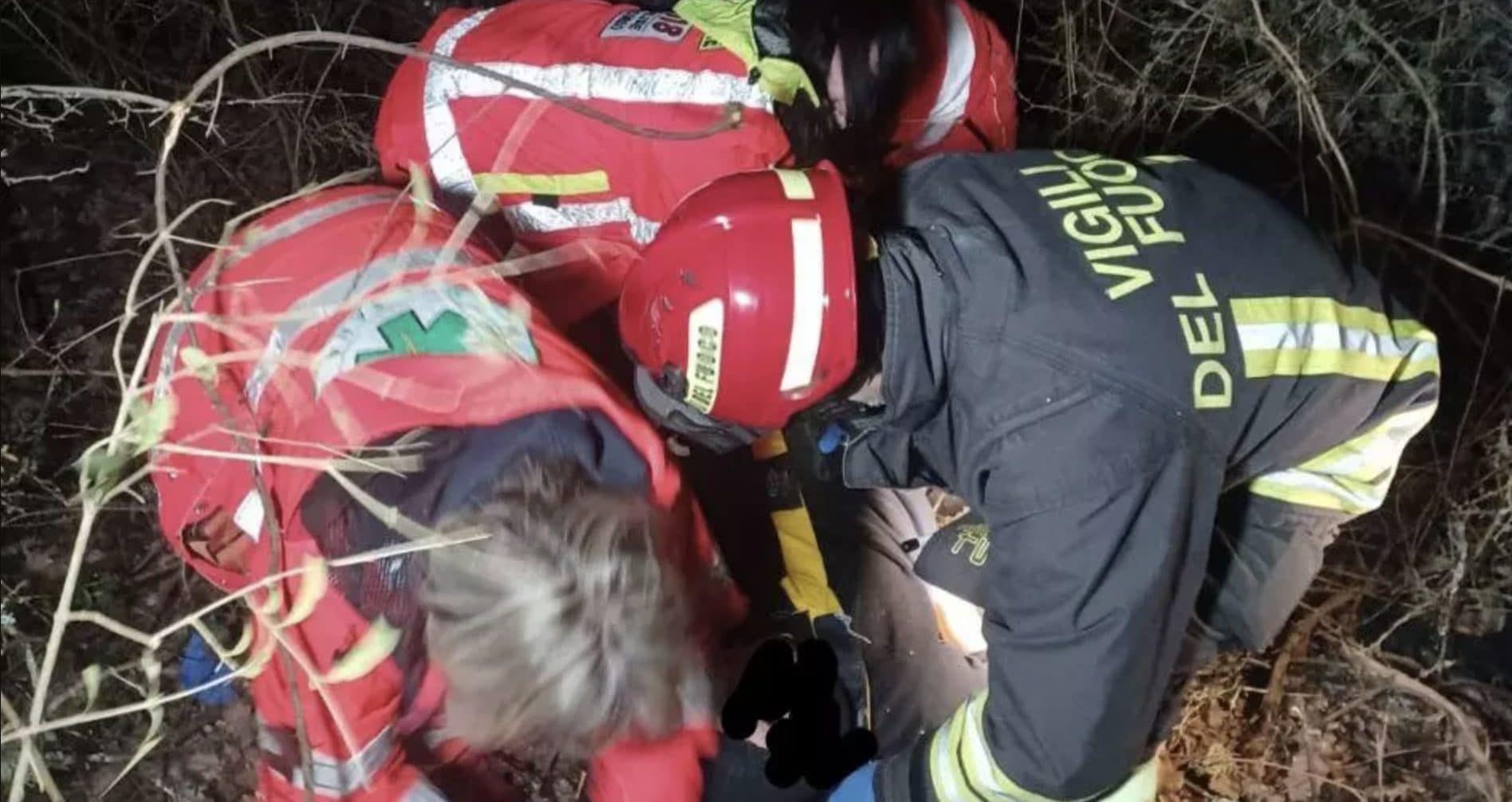 Si ribalta con l'auto, si perde nel bosco e resta bloccato nella vegetazione: salvato dai Vigili del Fuoco