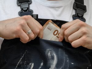 Catania, fermato con 50mila euro in contanti nel borsello: “Ho paura dei furti in casa e li porto sempre con me”