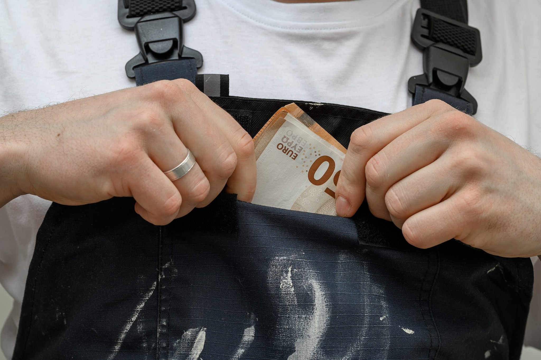 Catania, fermato con 50mila euro in contanti nel borsello: “Ho paura dei furti in casa e li porto sempre con me”