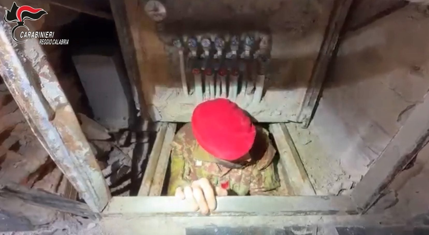 Controllano abusi in casa in costruzione e scoprono bunker segreto dietro il muro: il video