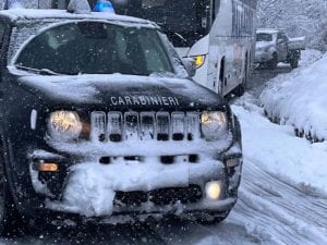 Ondata di neve sull’Appennino, oltre mezzo metro in poche ore: pullman di pellegrini bloccato e soccorso