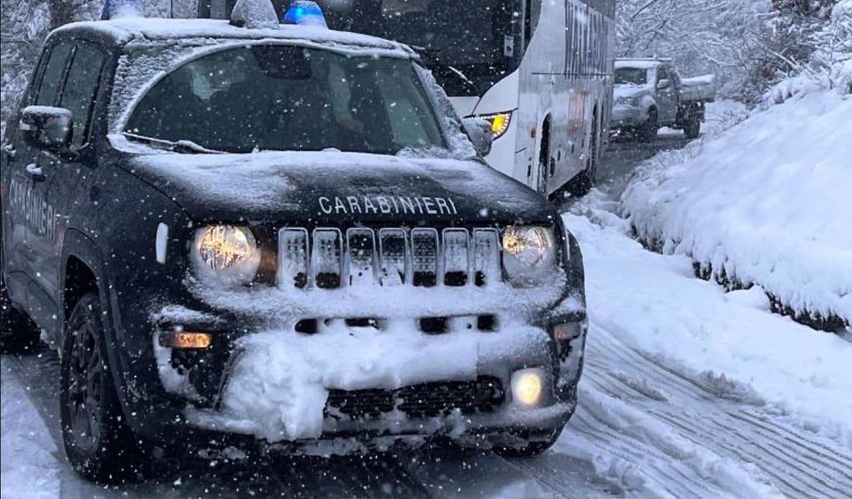 Ondata di neve sull'Appennino, oltre mezzo metro in poche ore: pullman di pellegrini bloccato e soccorso