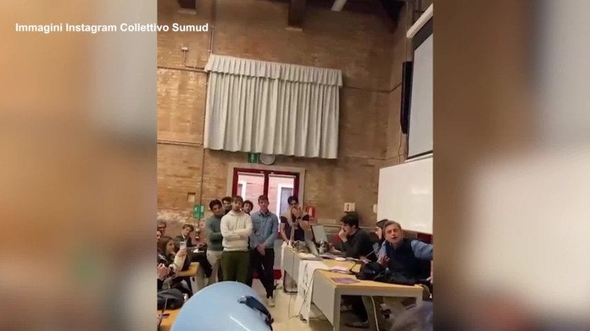 Calenda contestato alla Ca' Foscari con il gesto della P38, lui commenta: "So' ragazzi". Che cosa è successo