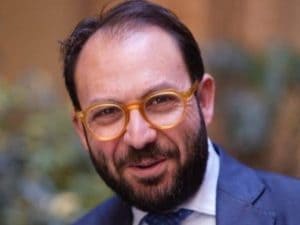 La storia del deputato Pisano: cacciato da FdI, rientrato dopo tre anni e subito indagato per truffa