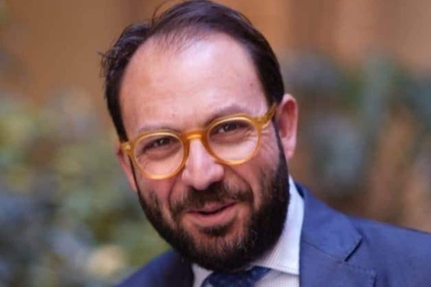 La storia del deputato Pisano: cacciato da FdI, rientrato dopo tre anni e subito indagato per truffa