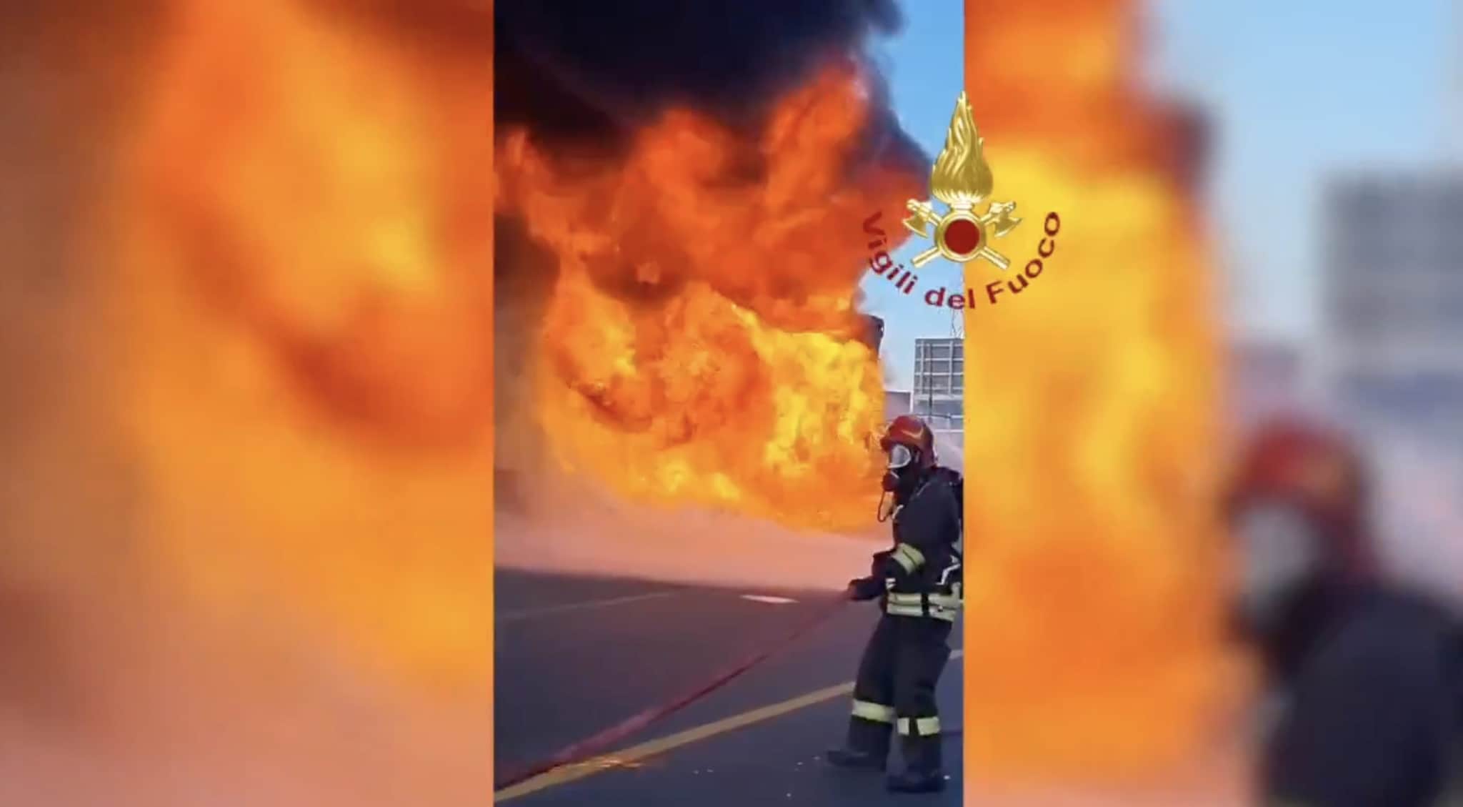 Camion in fiamme sull’A1, tratto chiuso per 4 ore all'altezza di Sasso Marconi: il video dei Vigili del Fuoco