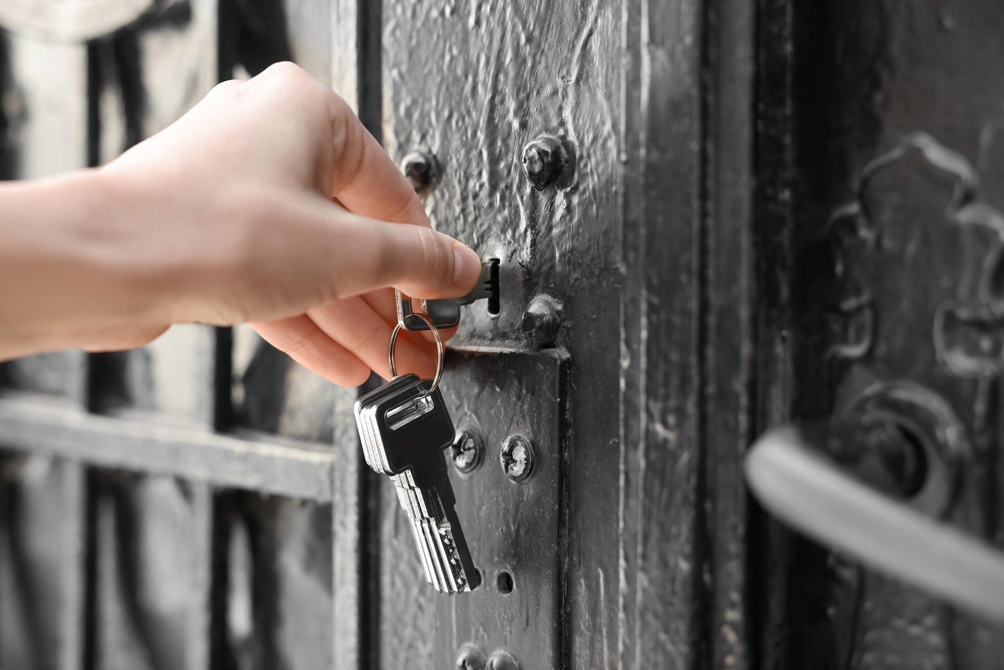 Schiacciata dal cancello di casa, muore donna di 52 anni: tragedia a Lampedusa