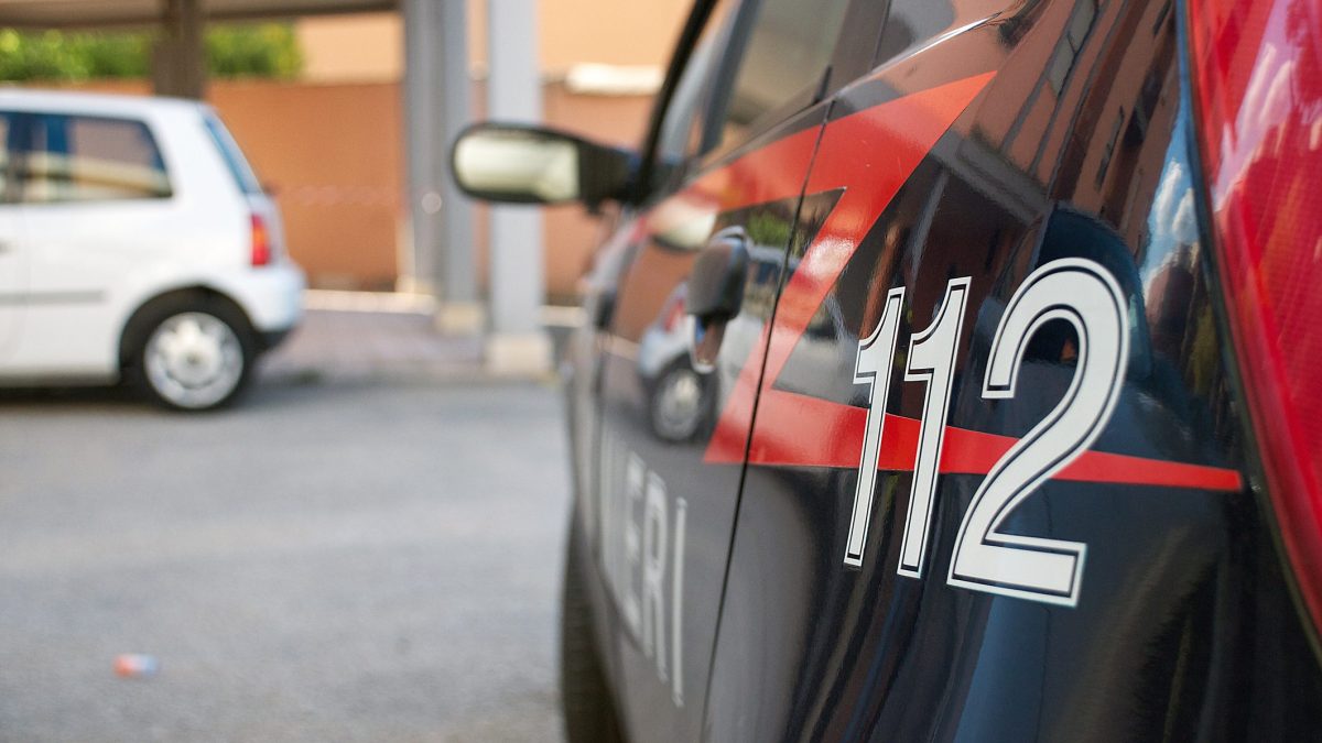 È morto a causa delle ferite d’arma da taglio il 27enne arrivato ieri in ospedale a Parma, in casa con lui c’era la fidanzata