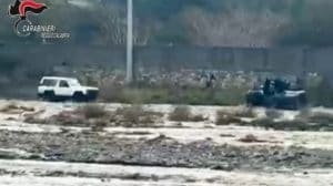 Auto si ribalta in un torrente: i carabinieri di Reggio Calabria salvano due persone intrappolate a bordo