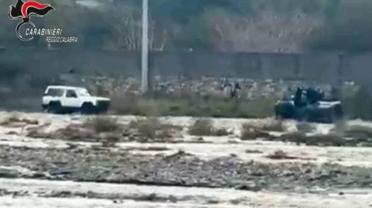 Auto si ribalta in torrente a Reggio Calabria, 2 persone intrappolate salvate dai carabinieri: il video