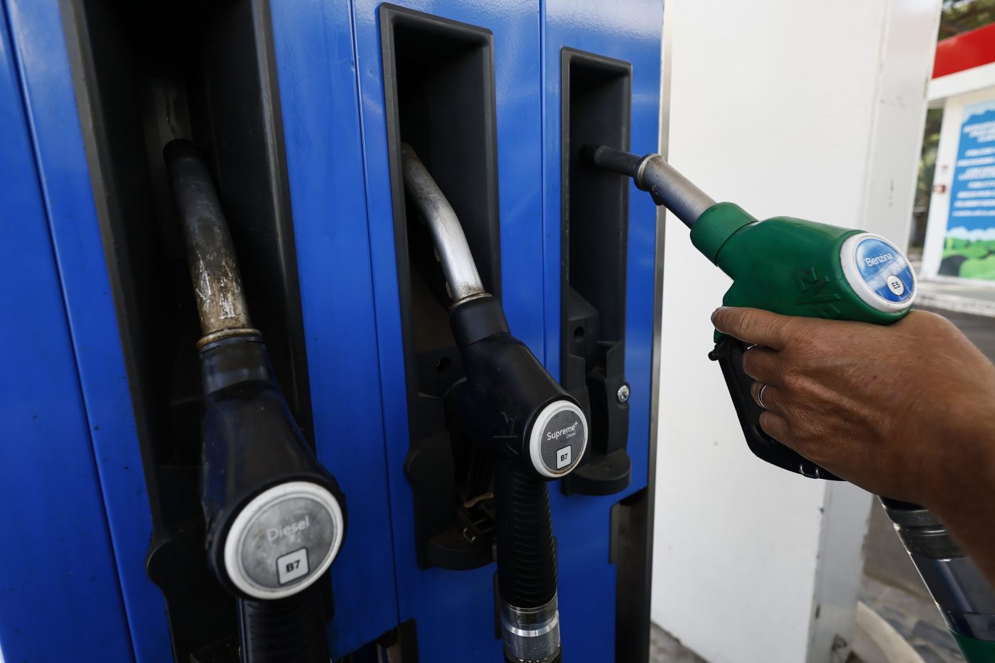 Caro energia, bonus carburanti per famiglie con redditi bassi: ipotesi ampliamento Carta 'Dedicata a te'