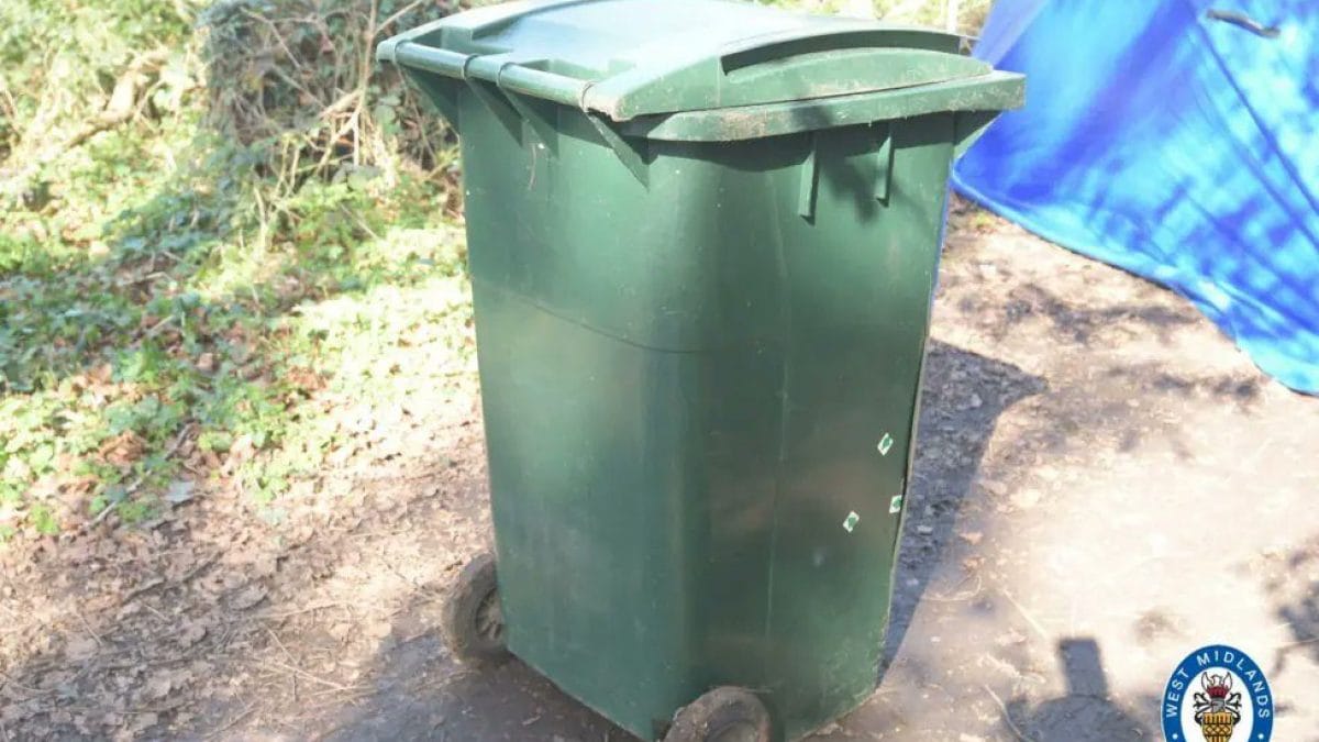 La foto del cassonetto diffuso dalla polizia del West Midlands.