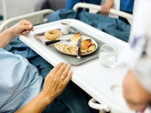 Insetti e alimenti scaduti, controlli dei Nas in oltre 500 mense ospedaliere: “Irregolarità in 4 su 10”