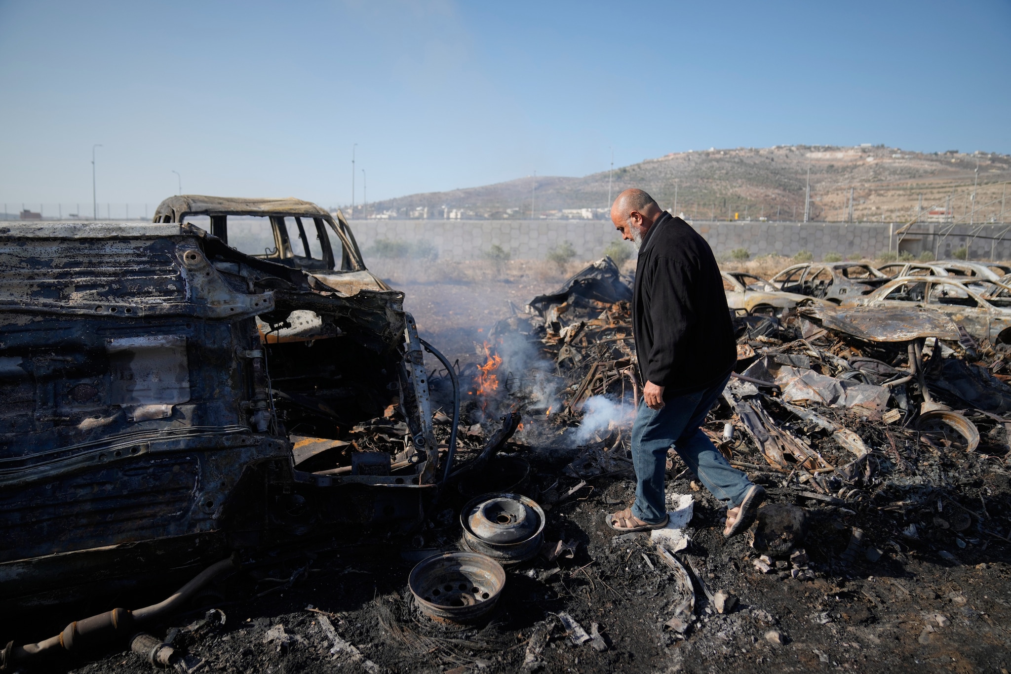 Irruzione di coloni israeliani in Cisgiordania: palestinesi violentati e torturati, le loro case saccheggiate