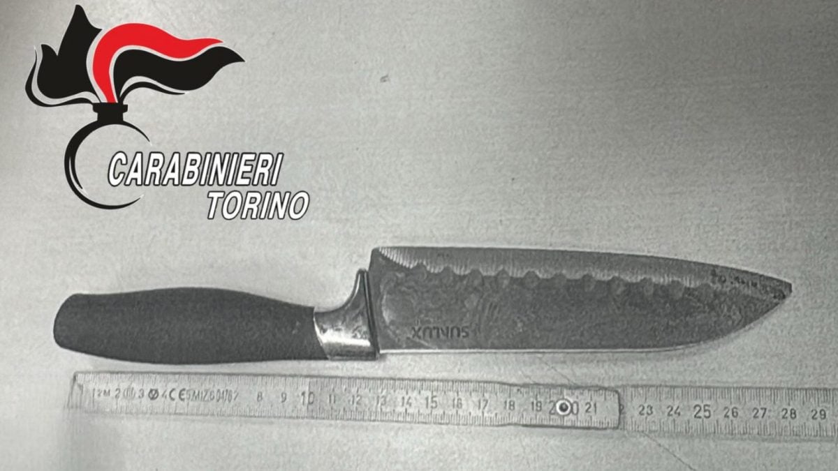 il coltello sequestrato al 21enne