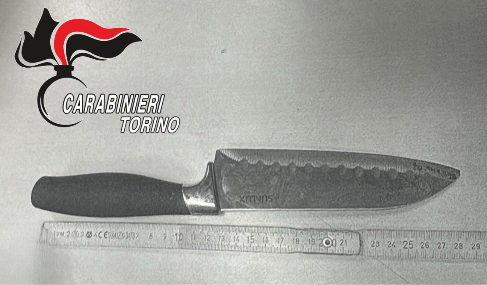 Paura in strada a Torino: 21enne dà in escandescenze e accoltella una donna al collo in pieno centro