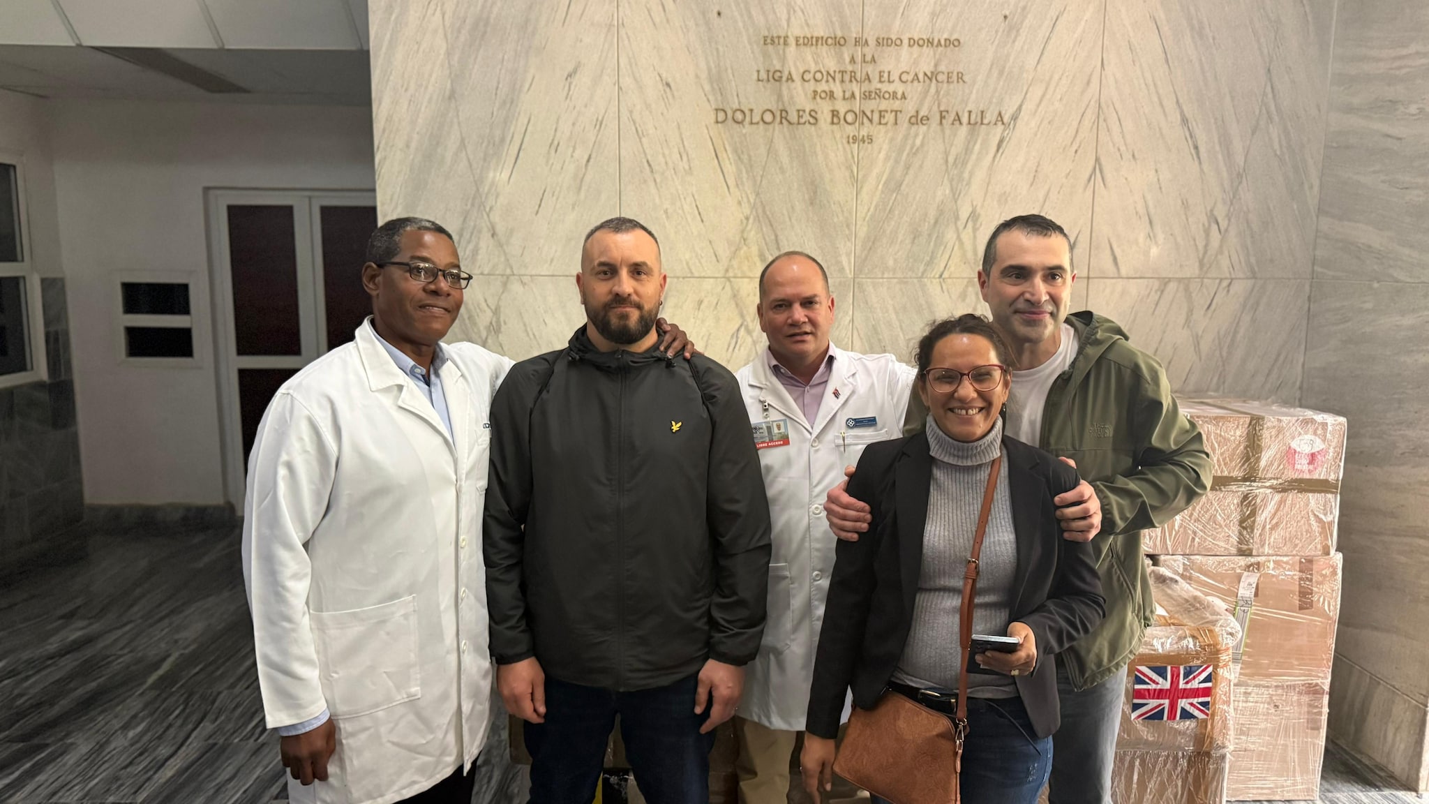 Verzola (a sinistra con il giubbotto nero) alla consegna degli aiuti