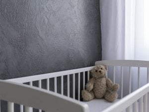 Neonati sepolti a Parma, la difesa della mamma chiede l’assoluzione: “Anche lei è vittima”