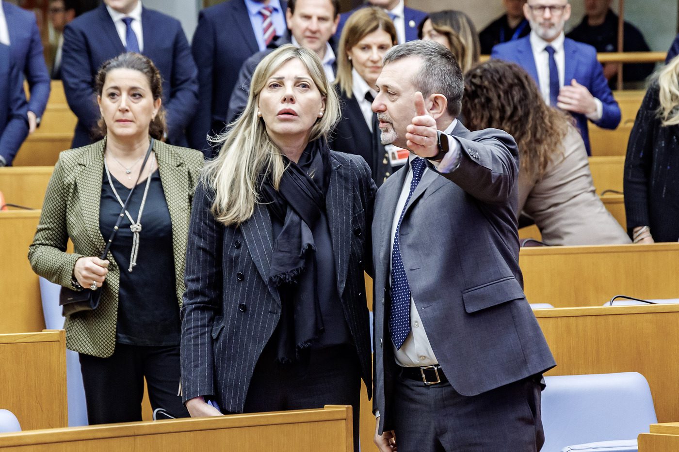 Meloni sacrifica Delmastro, Bartolozzi e (forse) Santanché, ma la domanda è perché fossero ancora lì