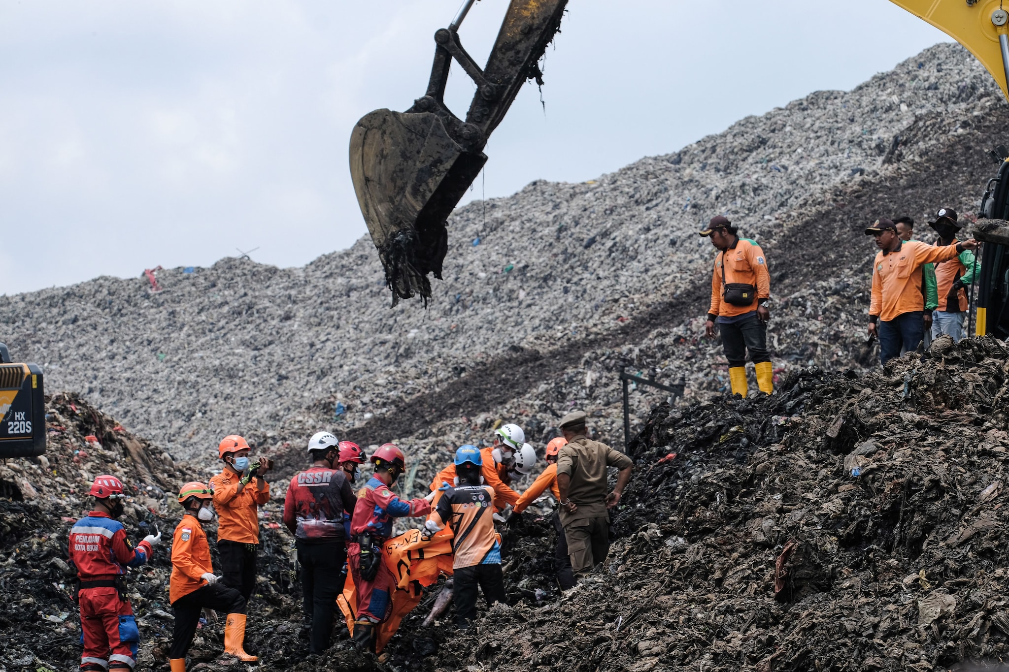 In Indonesia frana una delle discariche più grandi del mondo: almeno 5 morti e numerosi dispersi