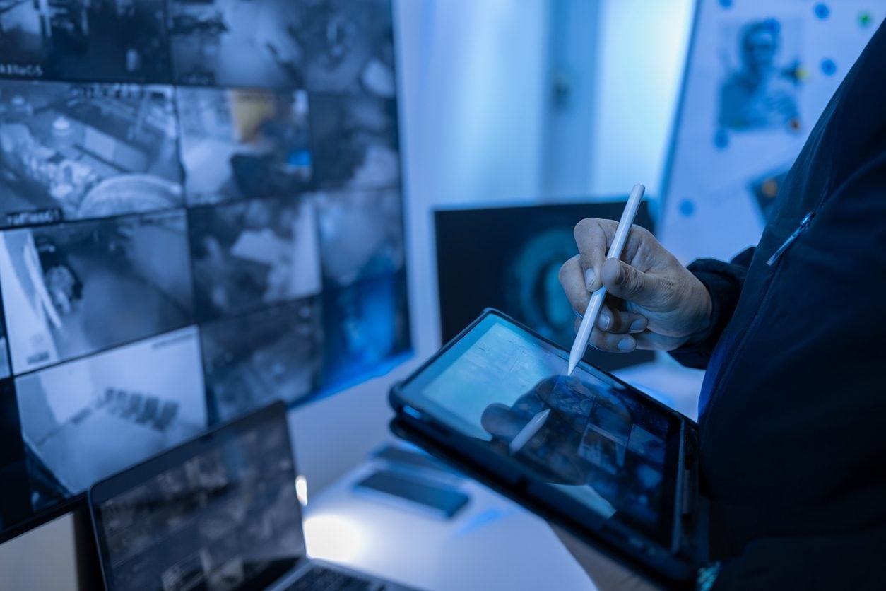 Investigatrice individua e informa una bimba vittima di abusi riconoscendo la divisa della scuola in un video