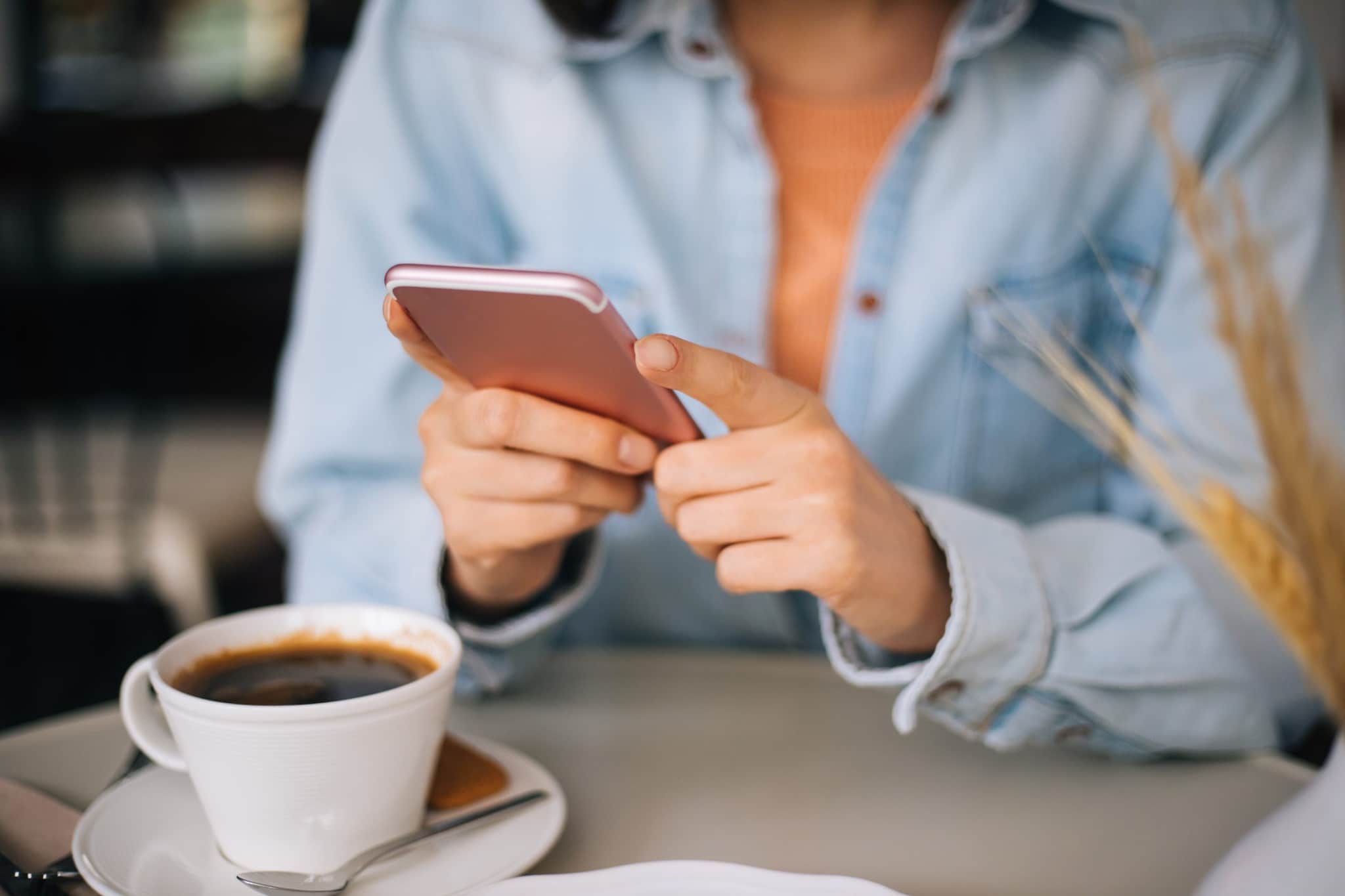 "Facciamo sesso ma non dire niente a tuo padre", donna tenta di adescare il figlio 16enne dell’amante