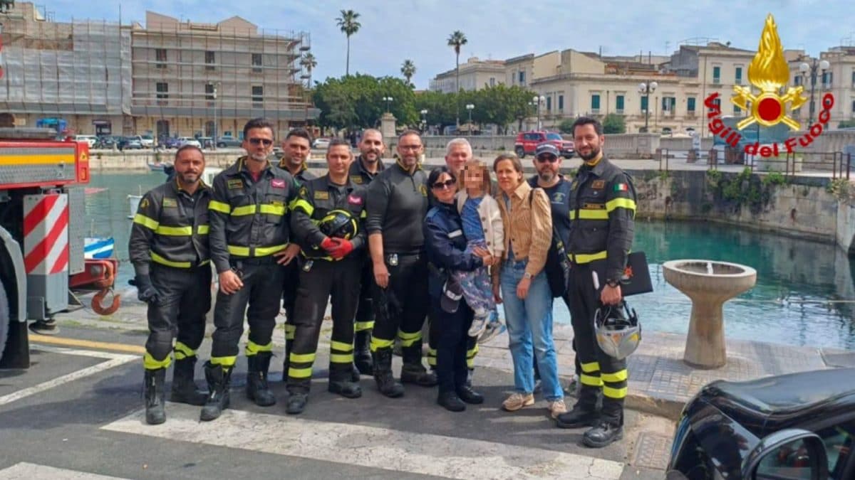 La donna e la bimba posano coi Vigili del Fuoco a Siracusa