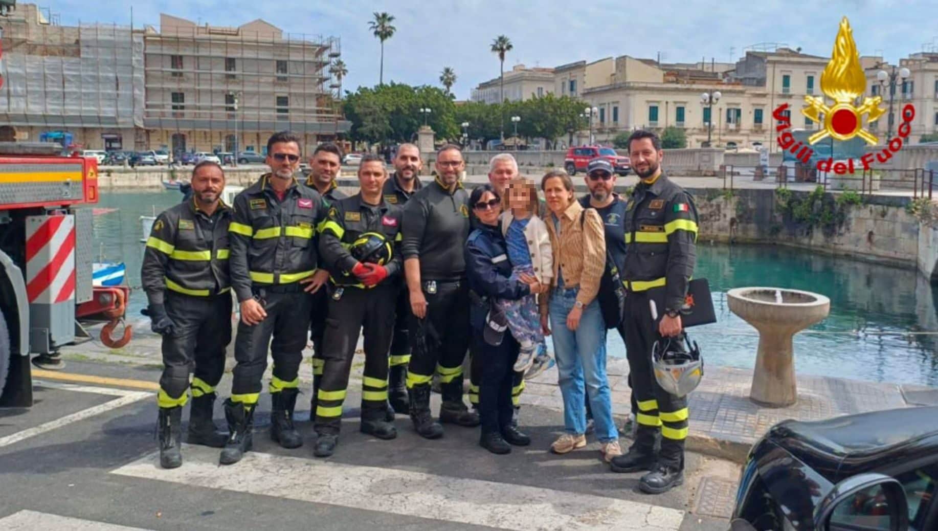 L'auto noleggiata finisce in mare: turista inglese e figlia di 5 anni salvate da due passanti
