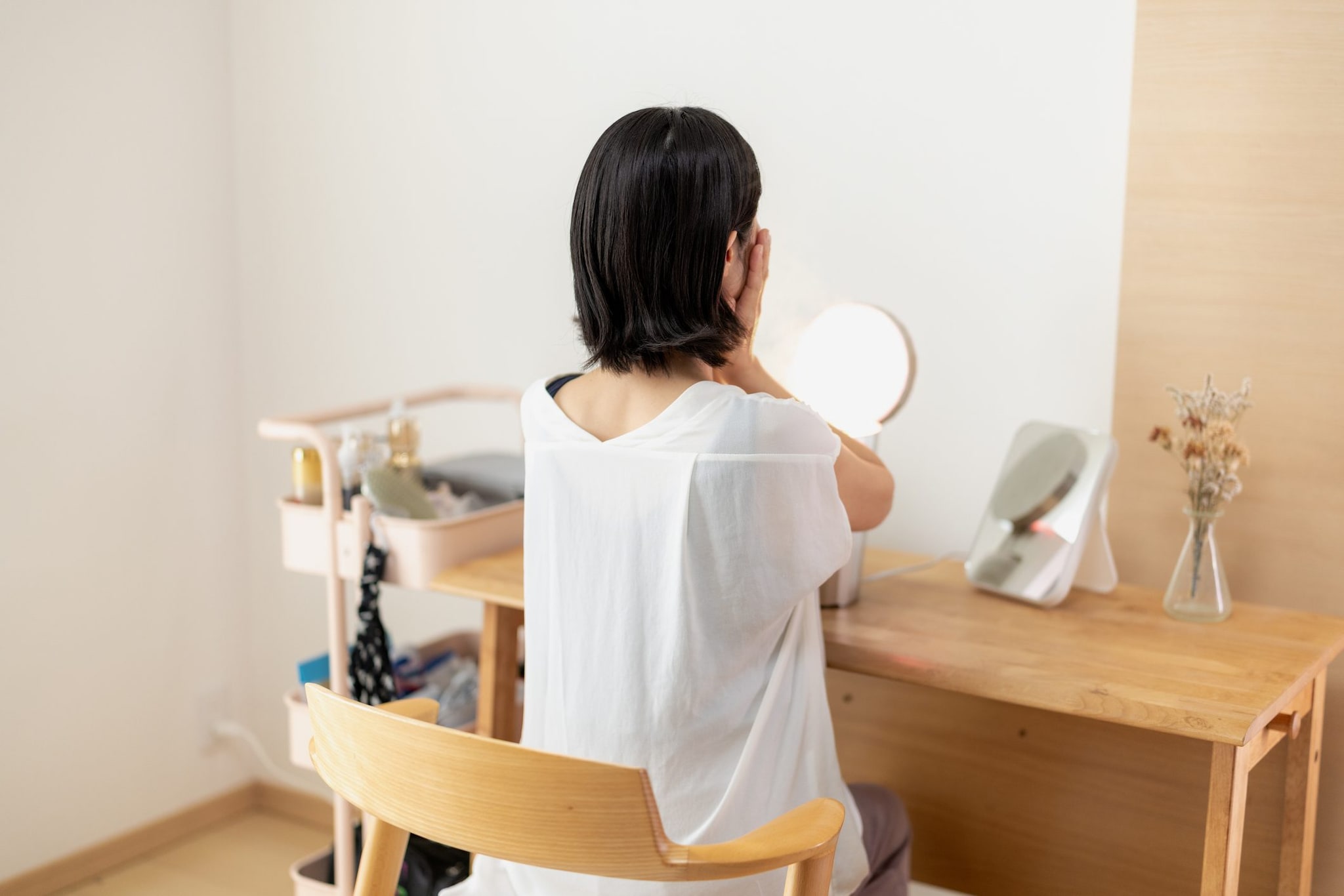 Ha la vista sfocata mentre si trucca: 47enne inglese scopre raro tumore cerebrale dietro l’occhio