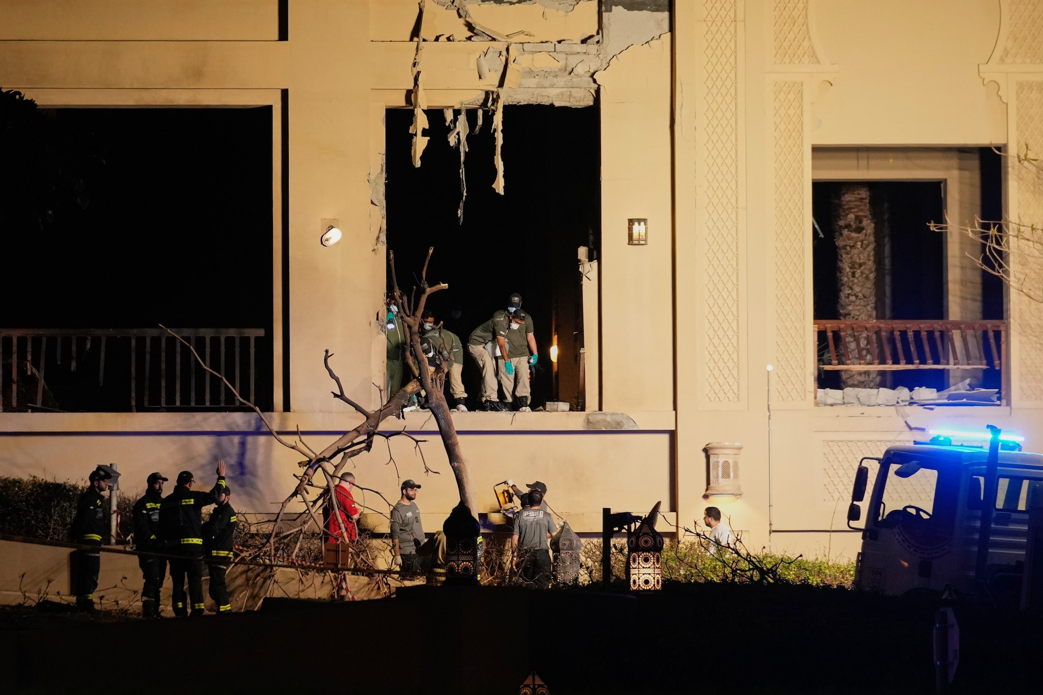 Bloccati a Dubai 200 studenti italiani, Farnesina: "Sono al sicuro in hotel". Le famiglie: "Siamo preoccupati"