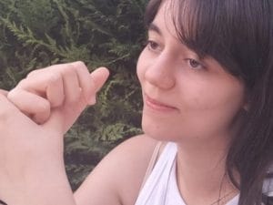 Esce da casa per andare a scuola ma scompare nel nulla: a Reggio Emilia si cerca Elena, ha 14 anni