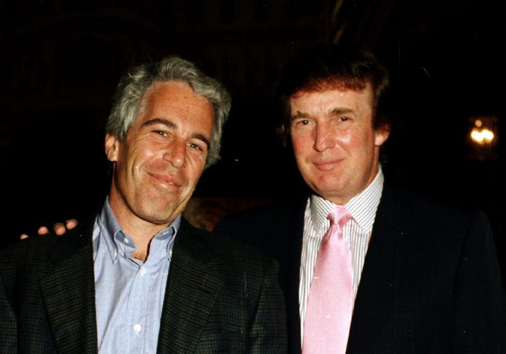"Epstein in vivavoce con Trump mentre una 16enne nuda lo massaggiava", il nuovo file dell'inchiesta