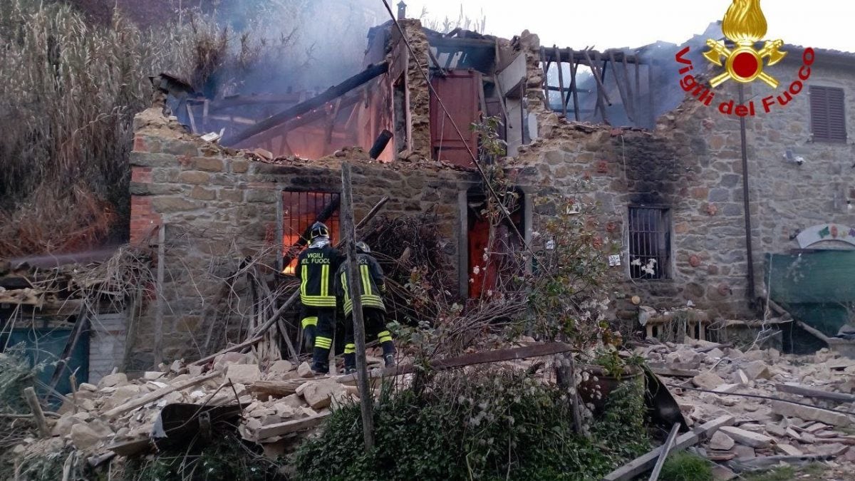 Si cerca un uomo disperso sotto le macerie dopo l’esplosione di un’abitazione a Pistoia