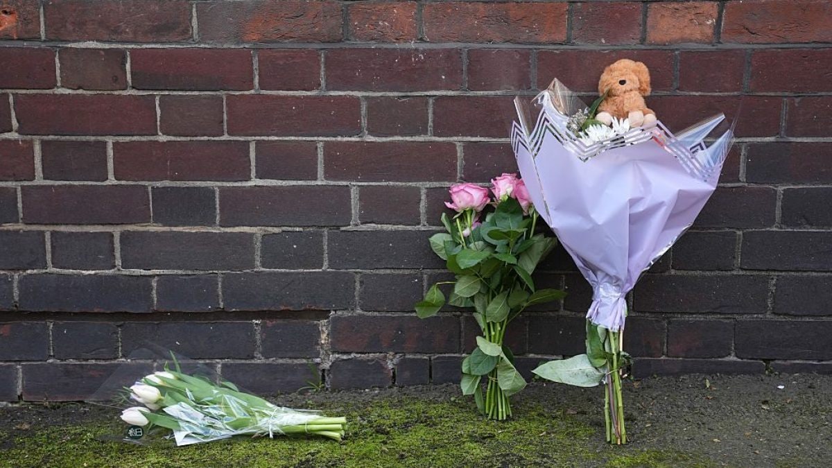 Fiori e un peluche sono stati lasciati vicino all’edificio dove la neonata è stata trovata nel centro di Londra