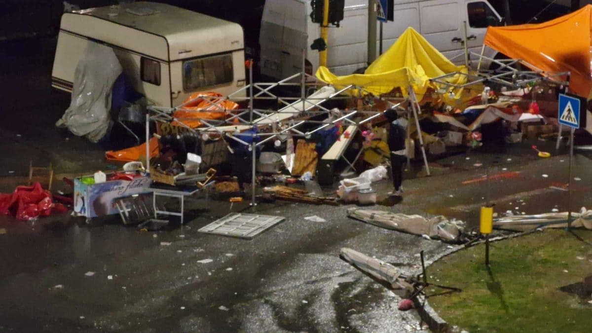 Foto dei danni provocati dal maltempo agli stand della fiera di San Giuseppe a Cosenza