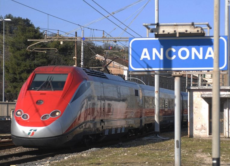 Ancona, dramma in stazione sotto gli occhi dei passeggeri: treno Frecciarossa travolge e uccide un uomo