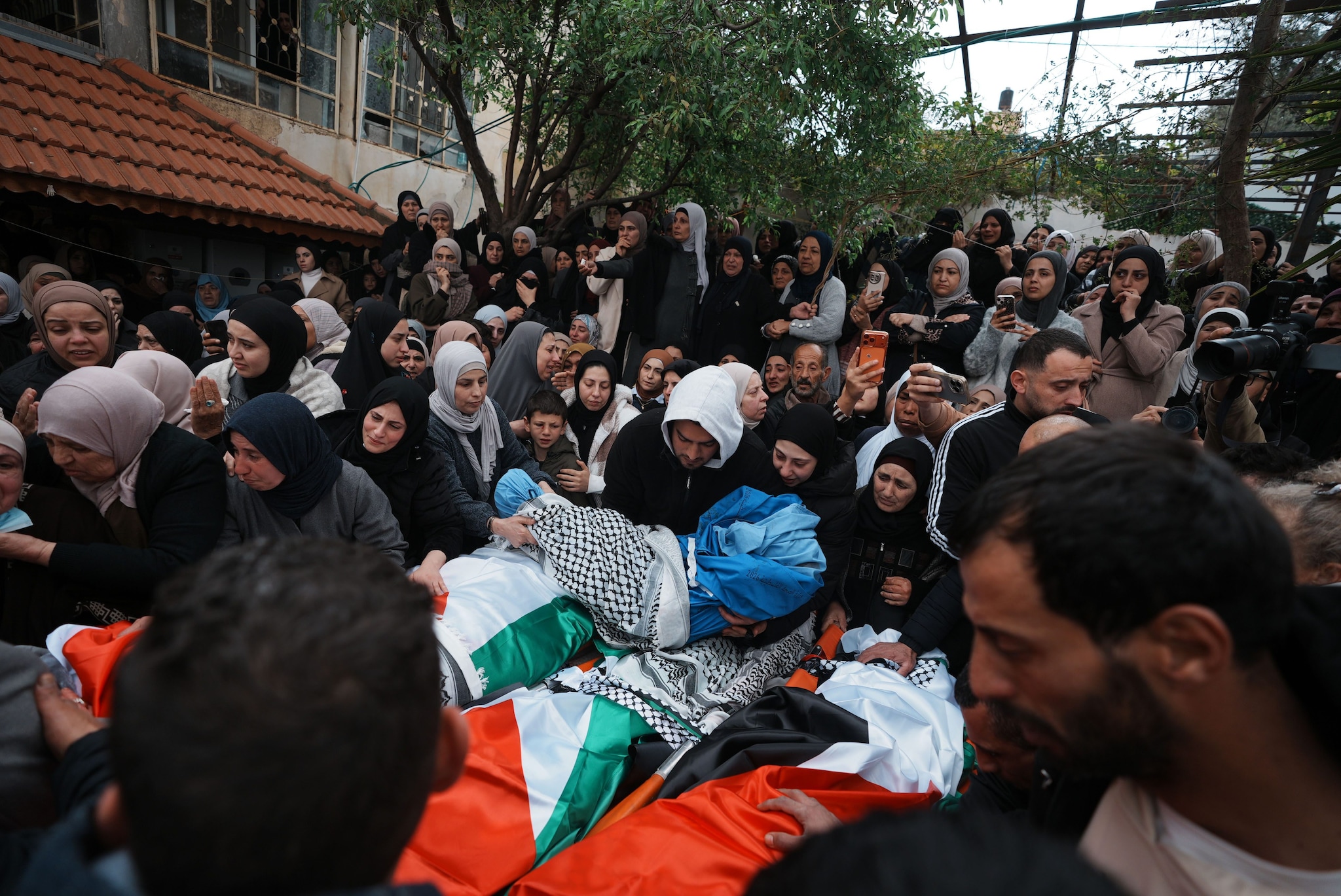 Idf spara contro un’auto in Cisgiordania, uccisa famiglia palestinese: morti padre, madre e figli di 5 e 7 anni