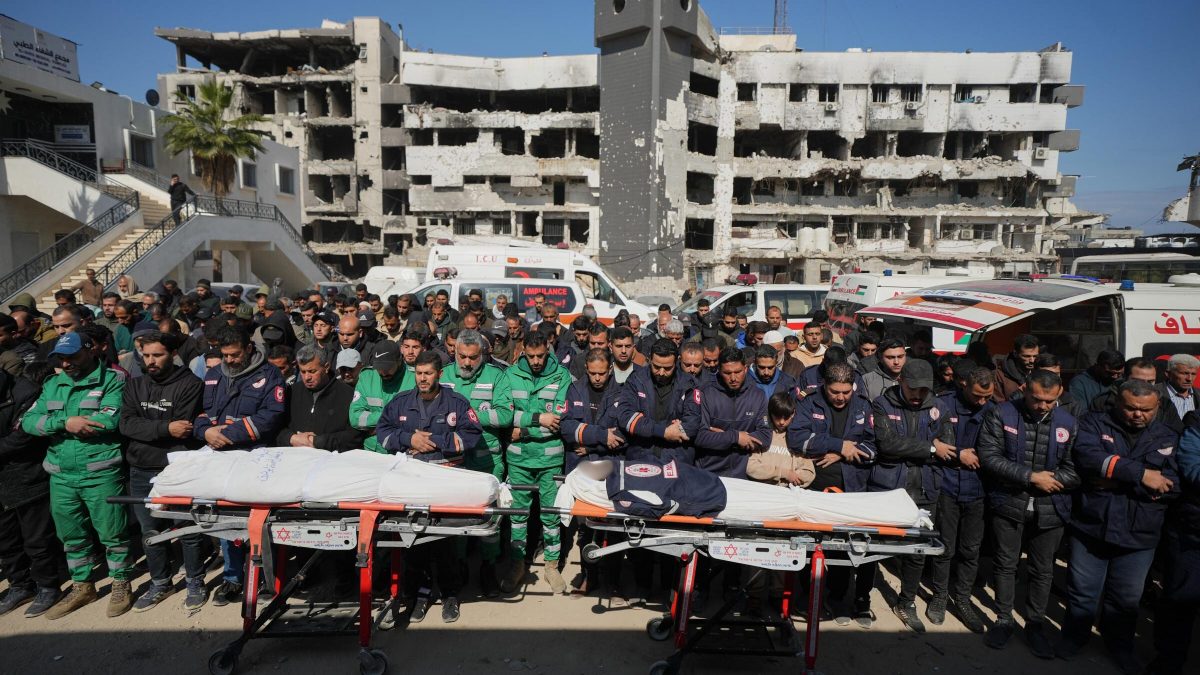 Operatori sanitari e parenti pregano accanto ai corpi di Abdul Rahman Hamdouna e Mohammed Abu Shawq