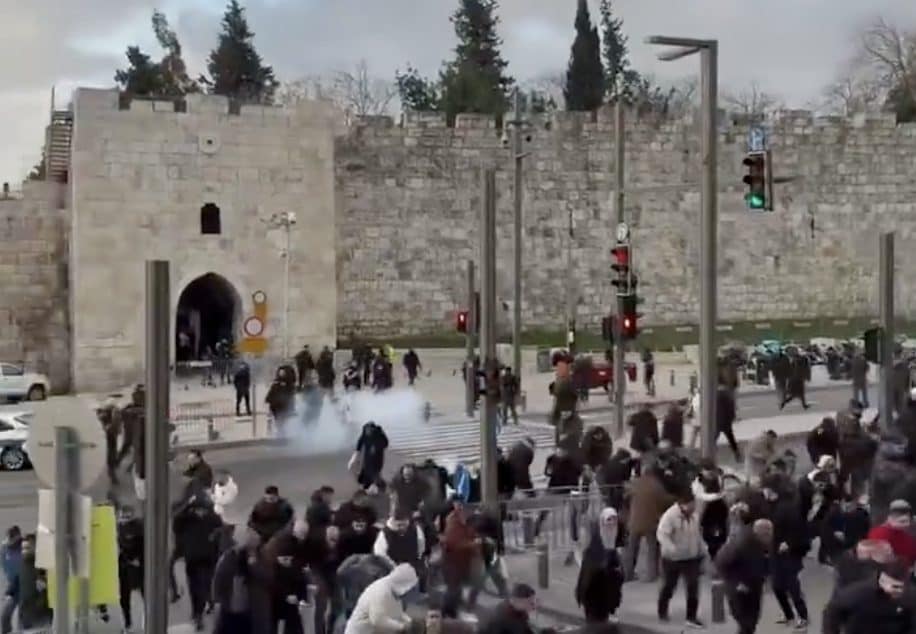 Gerusalemme, cariche della polizia israeliana sui fedeli in preghiera: "Ho perso i miei nipoti nella folla"