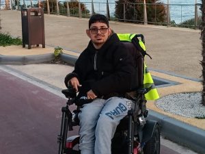 “Dissero a mia madre di abortire, oggi sono un poeta. Ma in sedia a rotelle non posso muovermi in città”