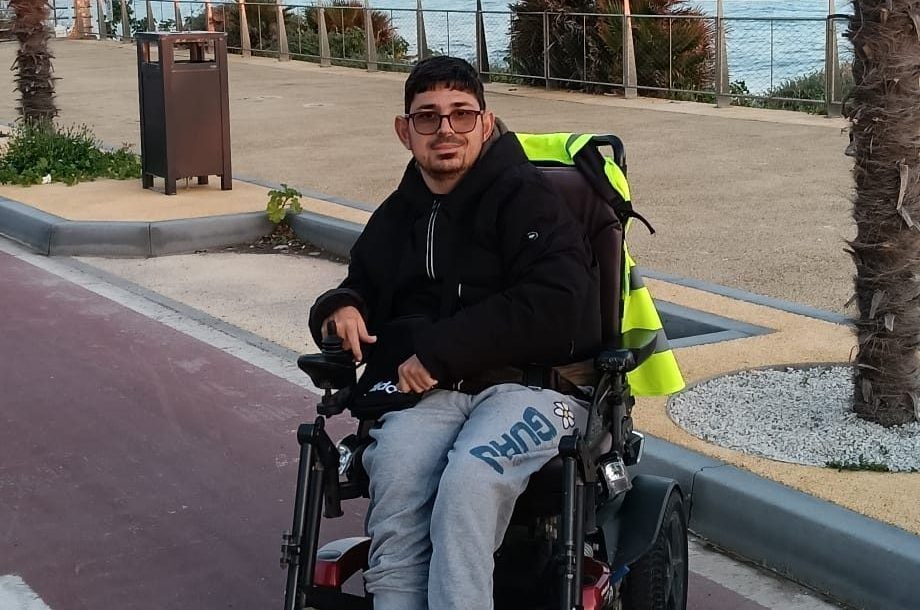 "Dissero a mia madre di abortire, oggi sono un poeta. Ma in sedia a rotelle non posso muovermi in città"