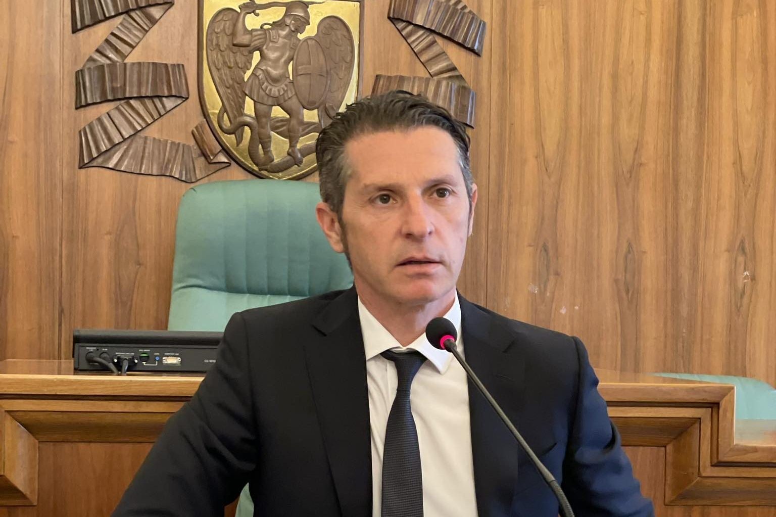 L'ambulanza non arriva e la madre muore in auto, interviene il sindaco: "Bisognava inviare l'elicottero"