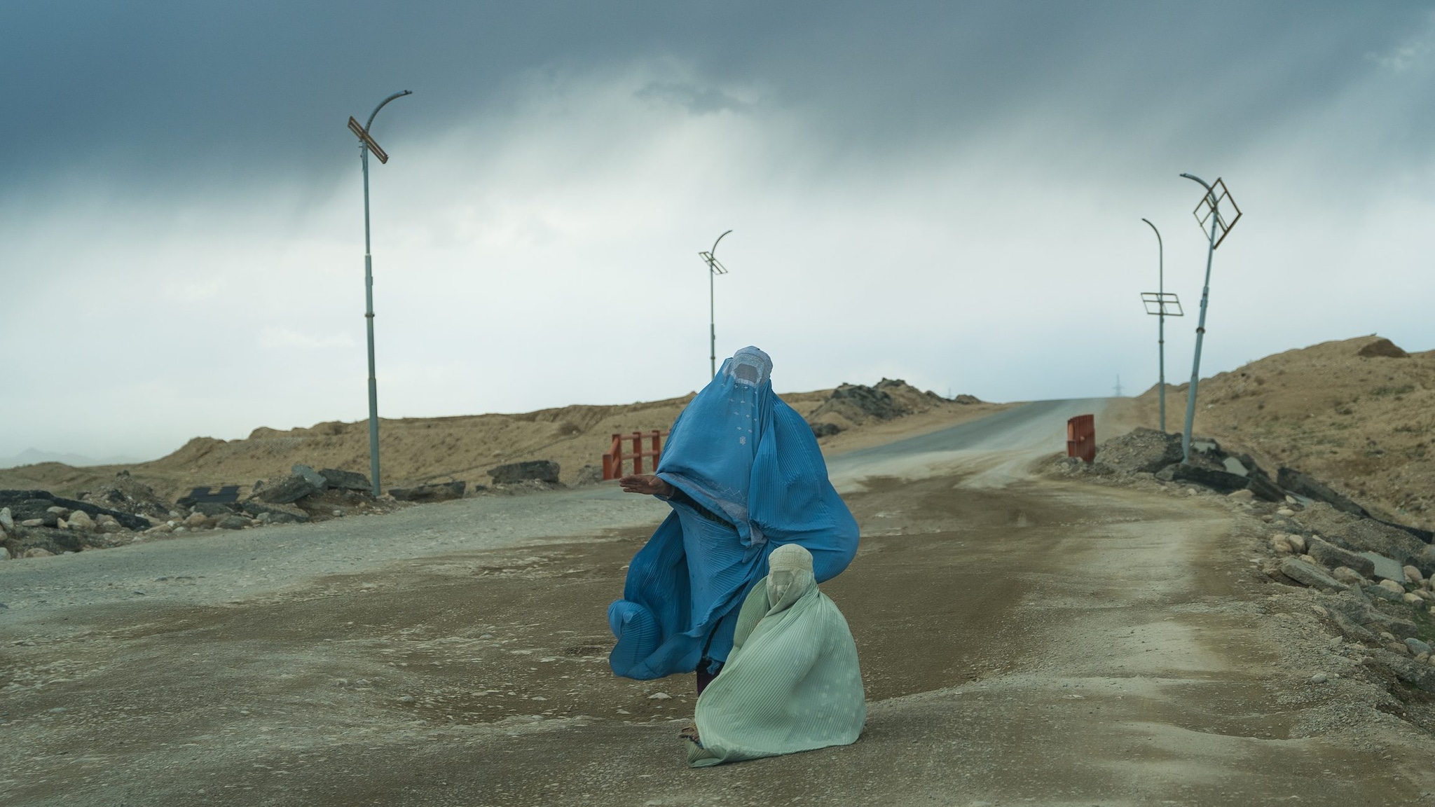 Puoi picchiare tua moglie, basta che non le lasci ferite aperte: cosa dice il codice dei talebani in Afghanistan